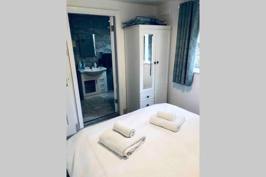 Fuchsia Apartment Tranquil Modern Seaside Apartment On The Wild Atlantic Way Galway Bagian luar foto